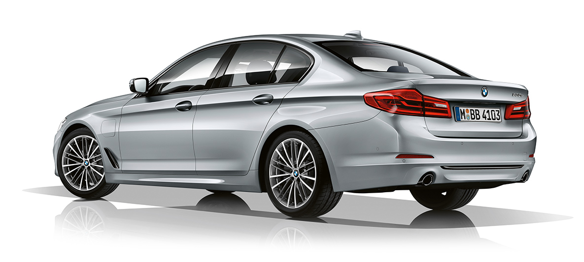 Elegancia en cada detalle del auto híbrido 530e Vista trasera del auto híbrido en México 2020 530e